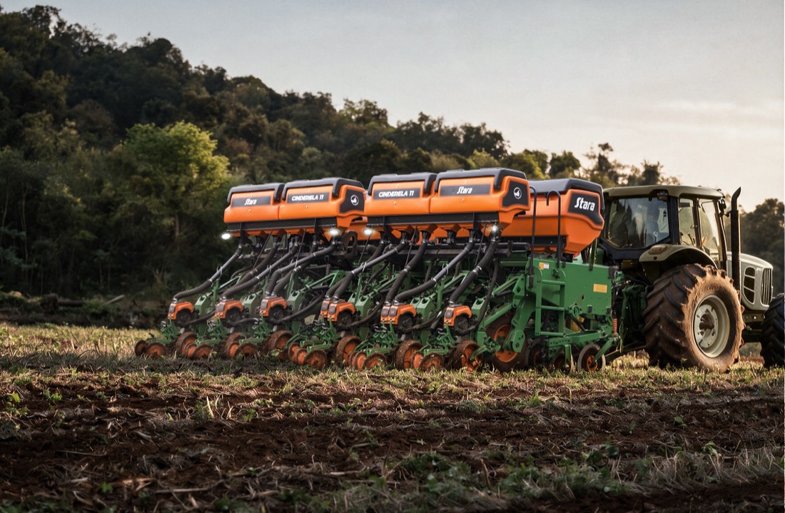 Plantio direto na palhada com o trator na lavoura